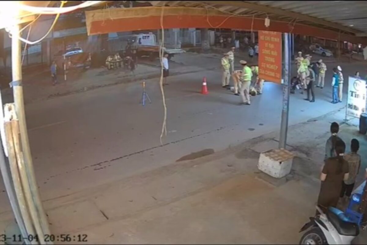 飲酒検問を拒否、若者がバイクで警官に衝突