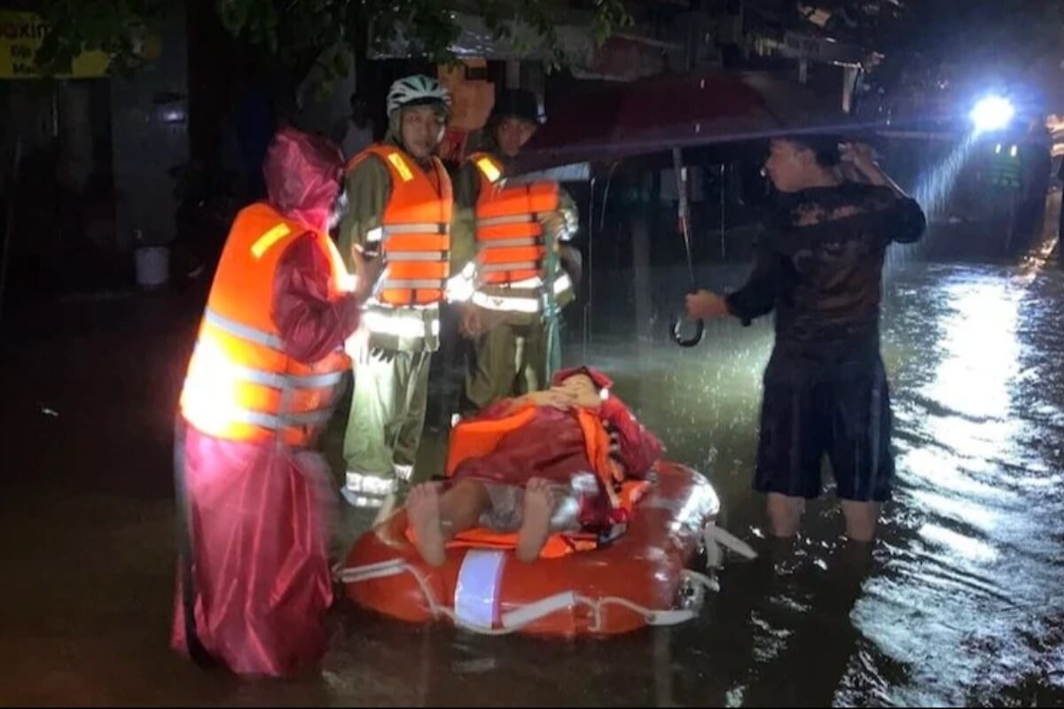 ダナン市で1mの浸水、夜間に突然の避難を余儀なくされる