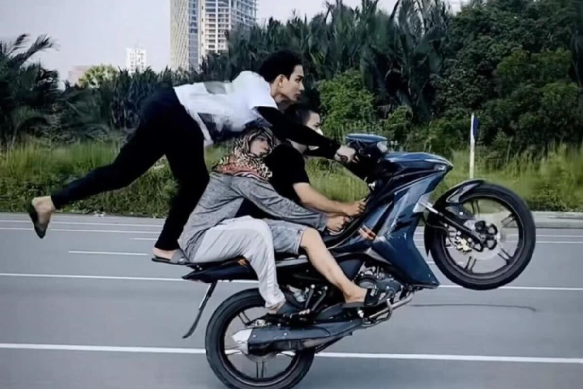 トゥードゥック市で若者がバイクスタント、警察に呼び出される