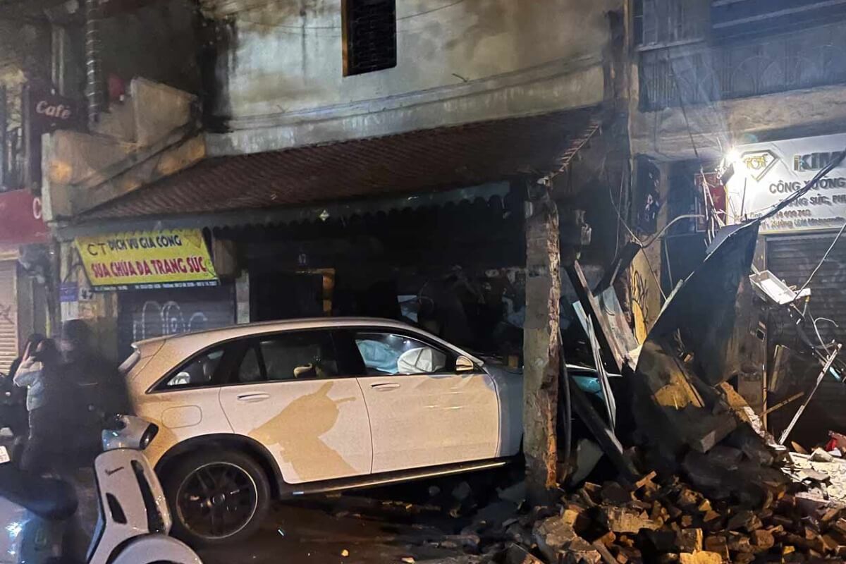 ハノイ旧市街で事故、古民家にベンツが突っ込む