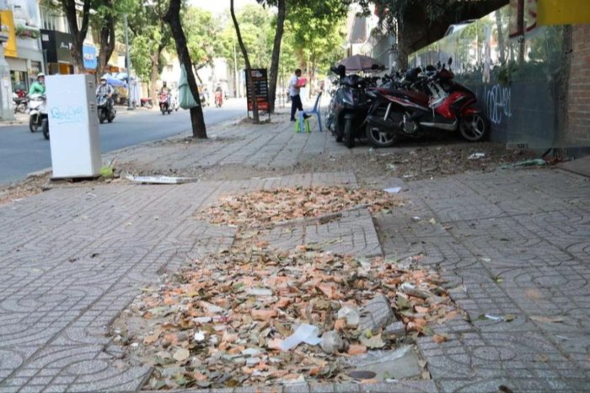 ホーチミン市1区の破損した歩道、2200億ドンで改修