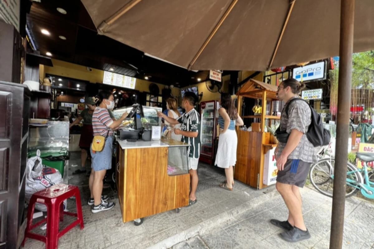 ホイアンの有名バインミー屋、3日から正式に営業再開