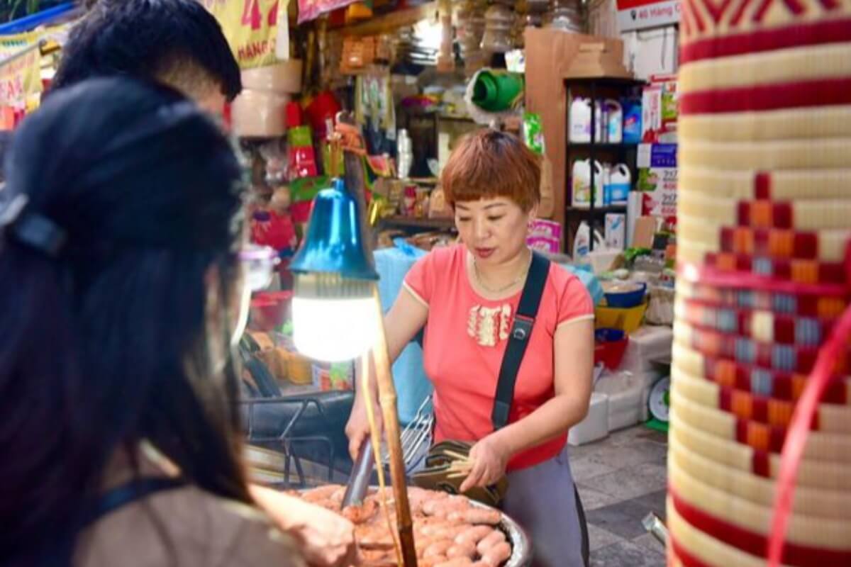 新トレンドの石焼きソーセージ、ハノイの若者に大流行