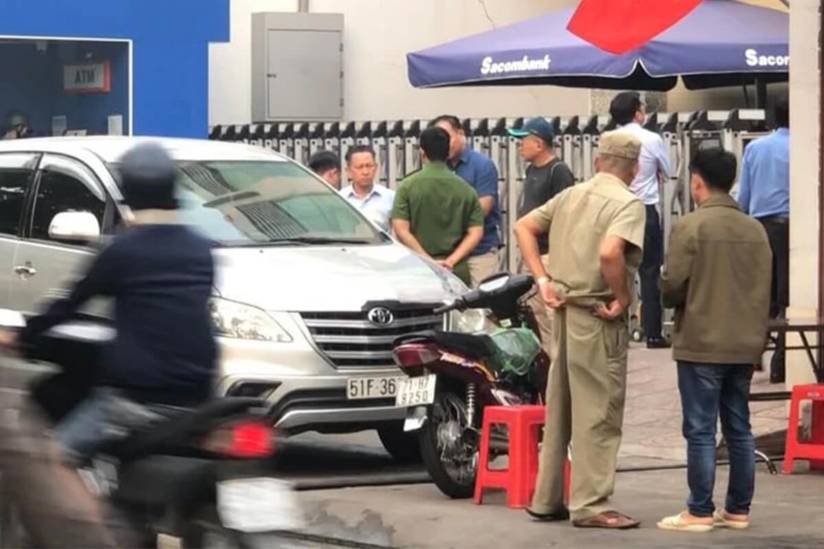 おもちゃの銃で銀行強盗、被告3人を起訴