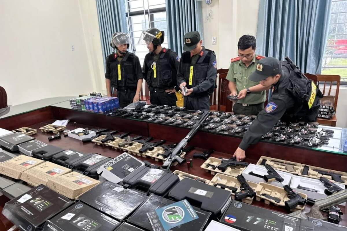オンラインで軍用武器を売買、100丁近くの銃を押収