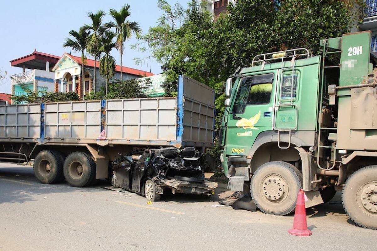 ハノイで連続追突事故、乗用車がトラックの下敷きに