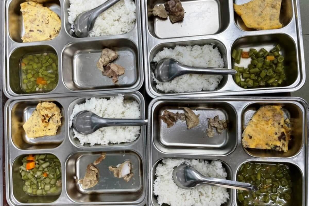 フエ市内の給食が非常に粗末、保護者から不満の声