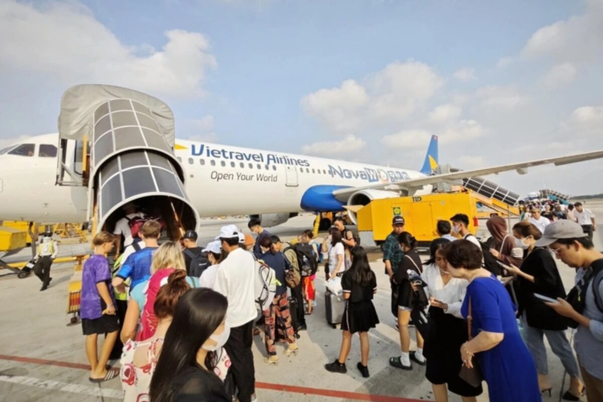 国内航空券価格の高騰、海外旅行への転換が進む