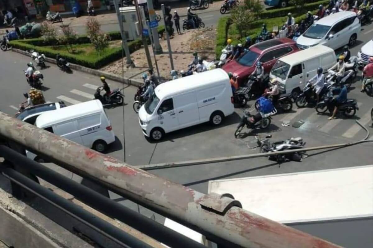 恐怖の電柱落下事件、バイクの女性が重傷