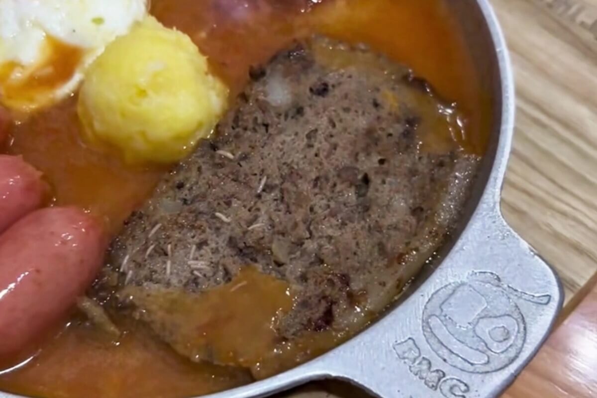 恐怖のバインミーチャオ、パテから大量のウジ虫