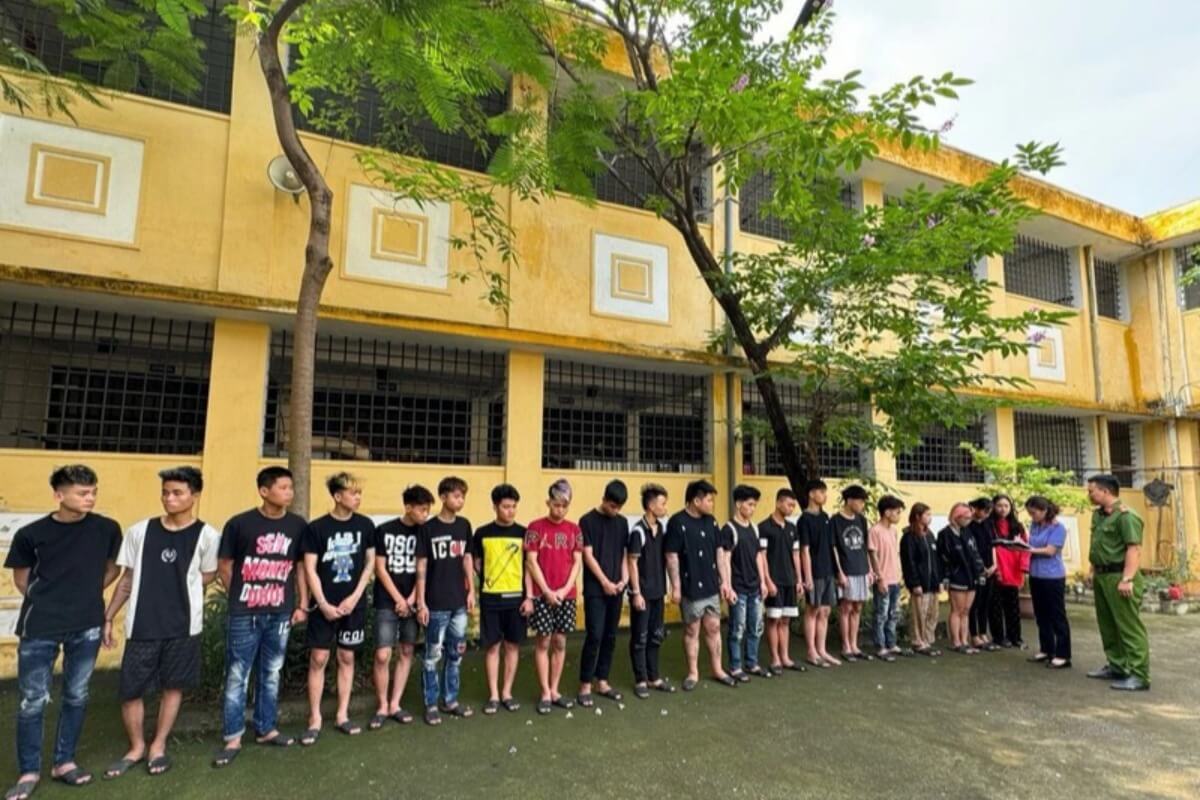 ハノイの街角で乱闘、若者26人を逮捕