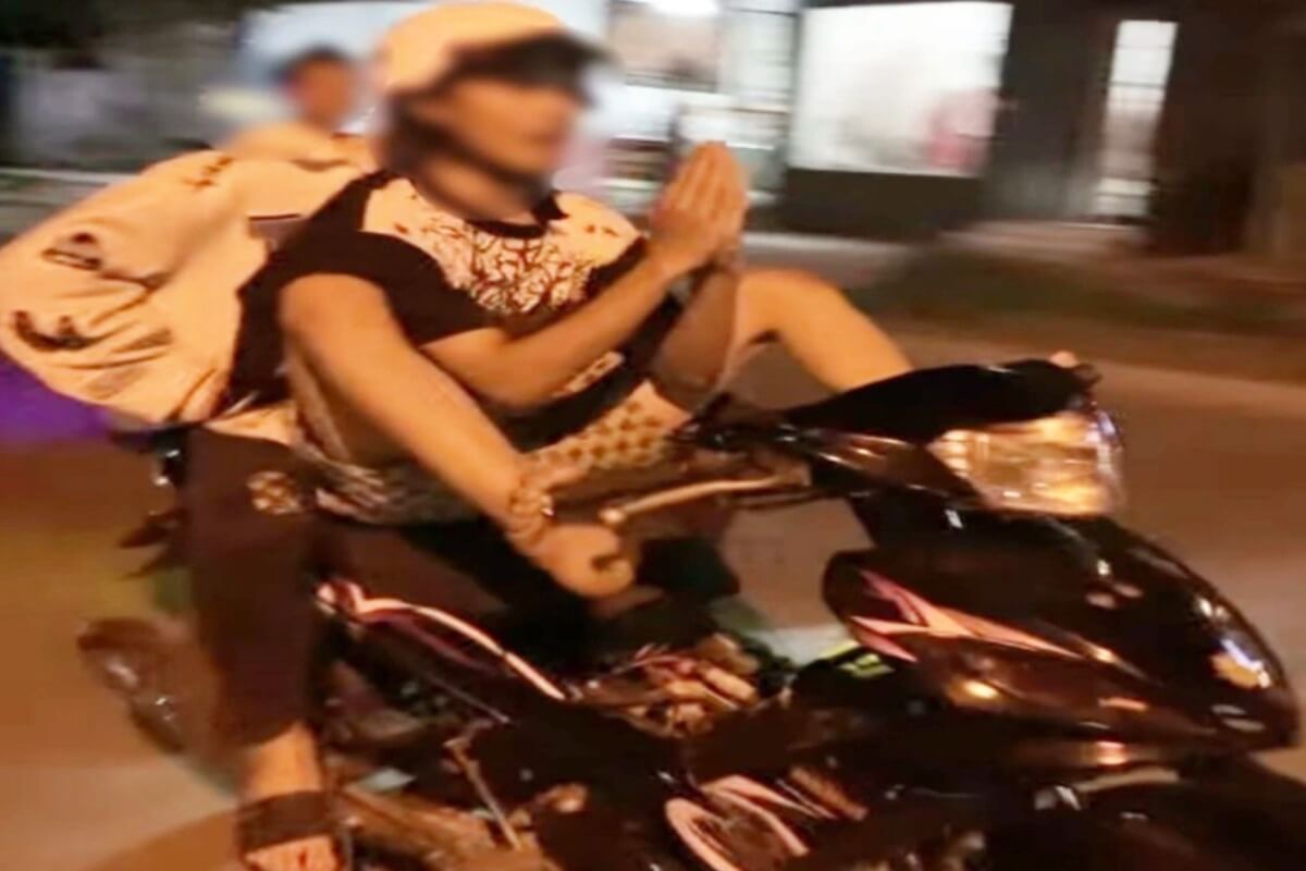 少年が足でバイク運転、警察が教育指導を実施
