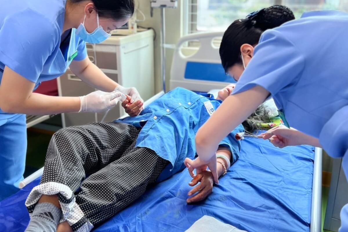 ホテルが蜂の巣を駆除、通行人が数千匹の蜂に襲われる
