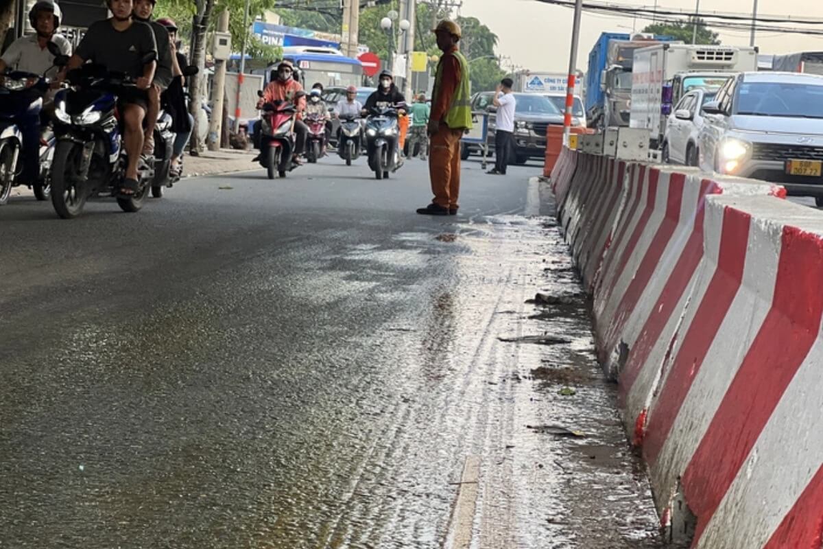 ホーチミンで道路がヌクマムまみれ、多数のバイクが転倒