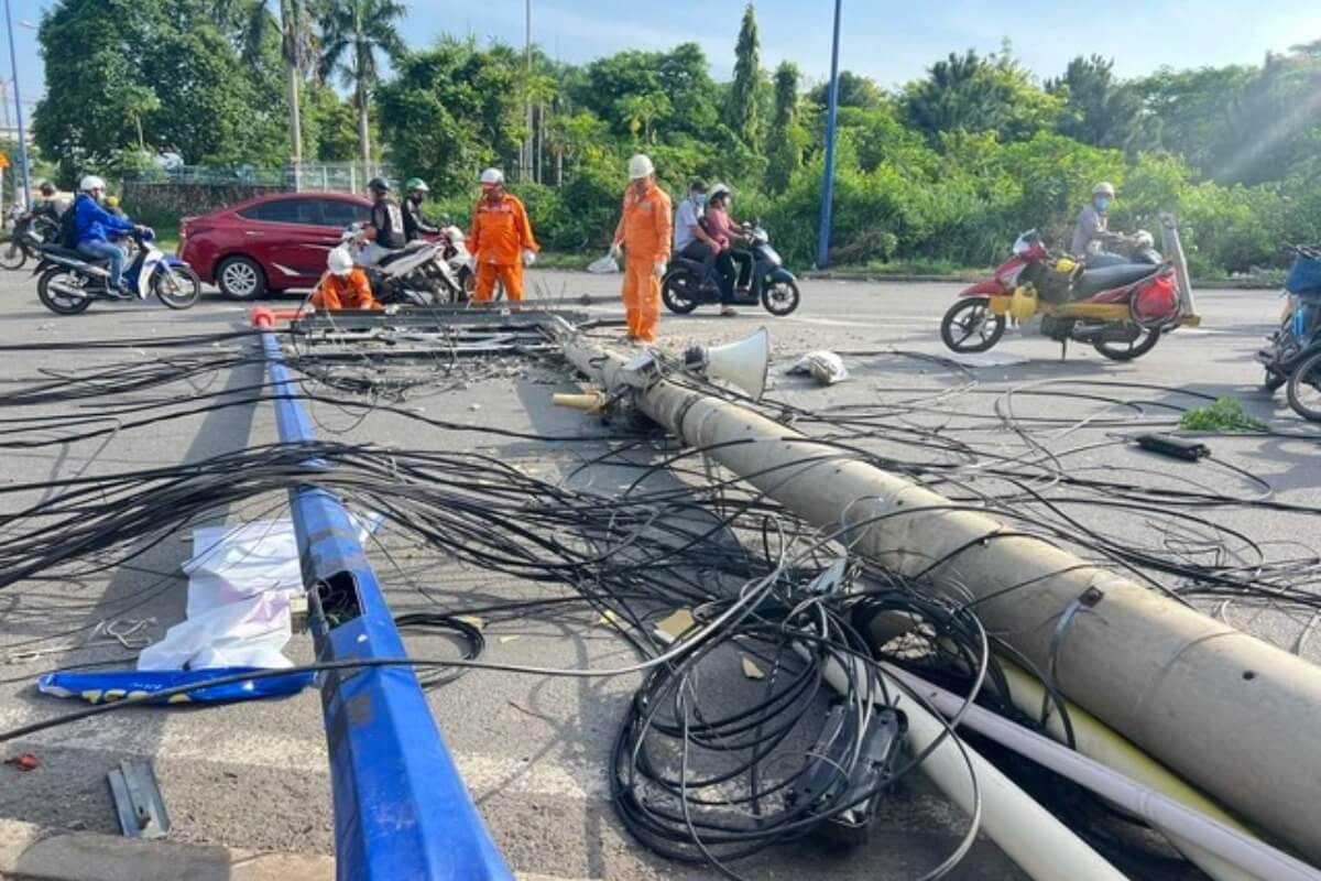 ホーチミンで電柱が倒壊、少女が負傷