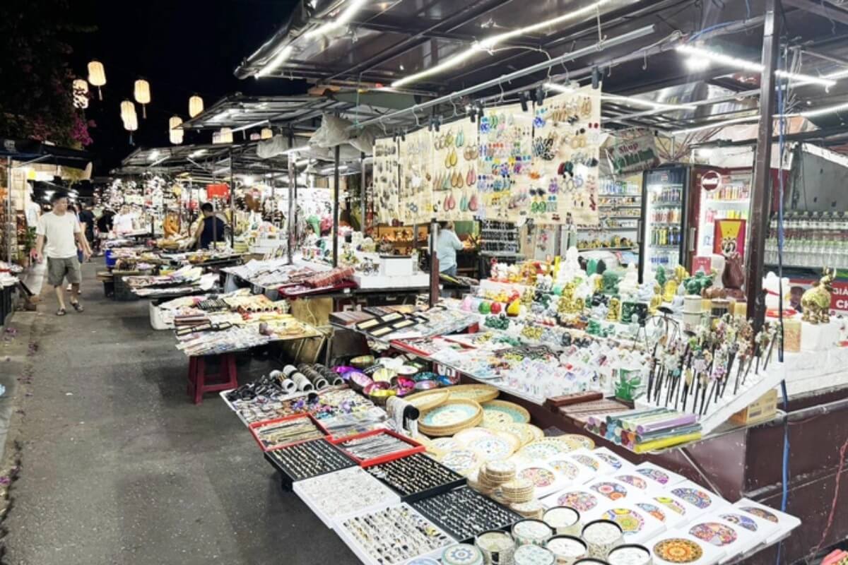 ホイアン夜市での偽造品販売、クロックスが調査要請