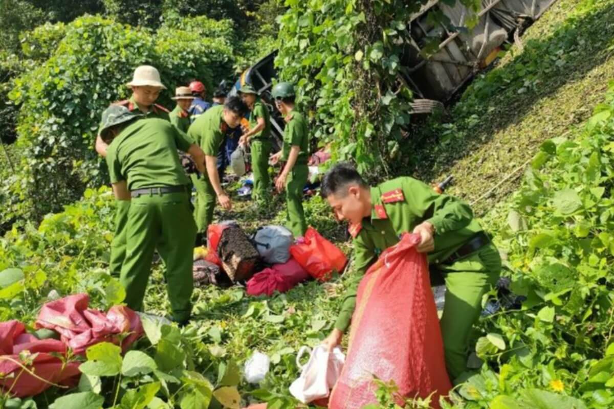 恐怖の観光バス事故、谷底に転落で45人が負傷