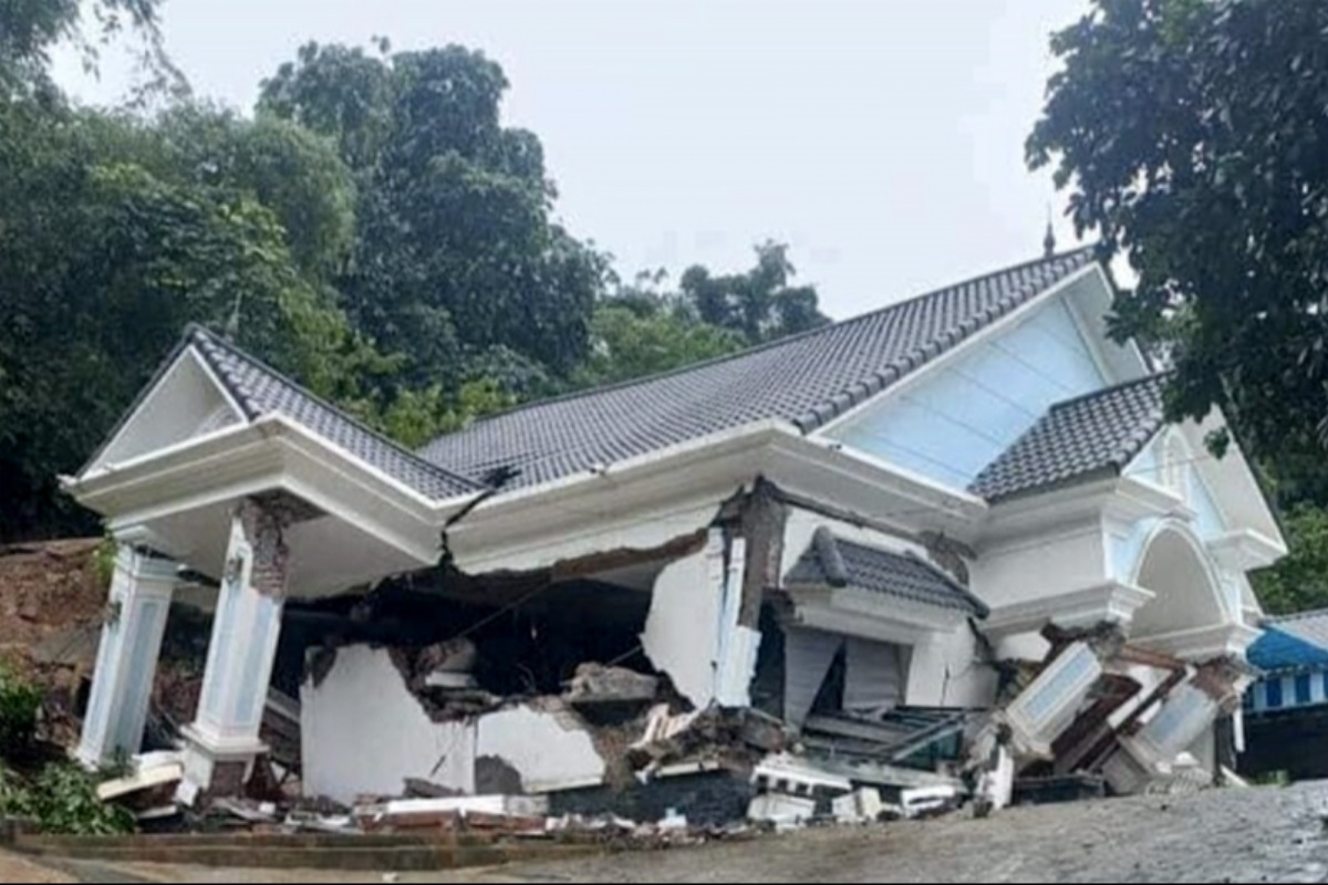 ハノイの豪邸が崩壊、原因は連日の雨か