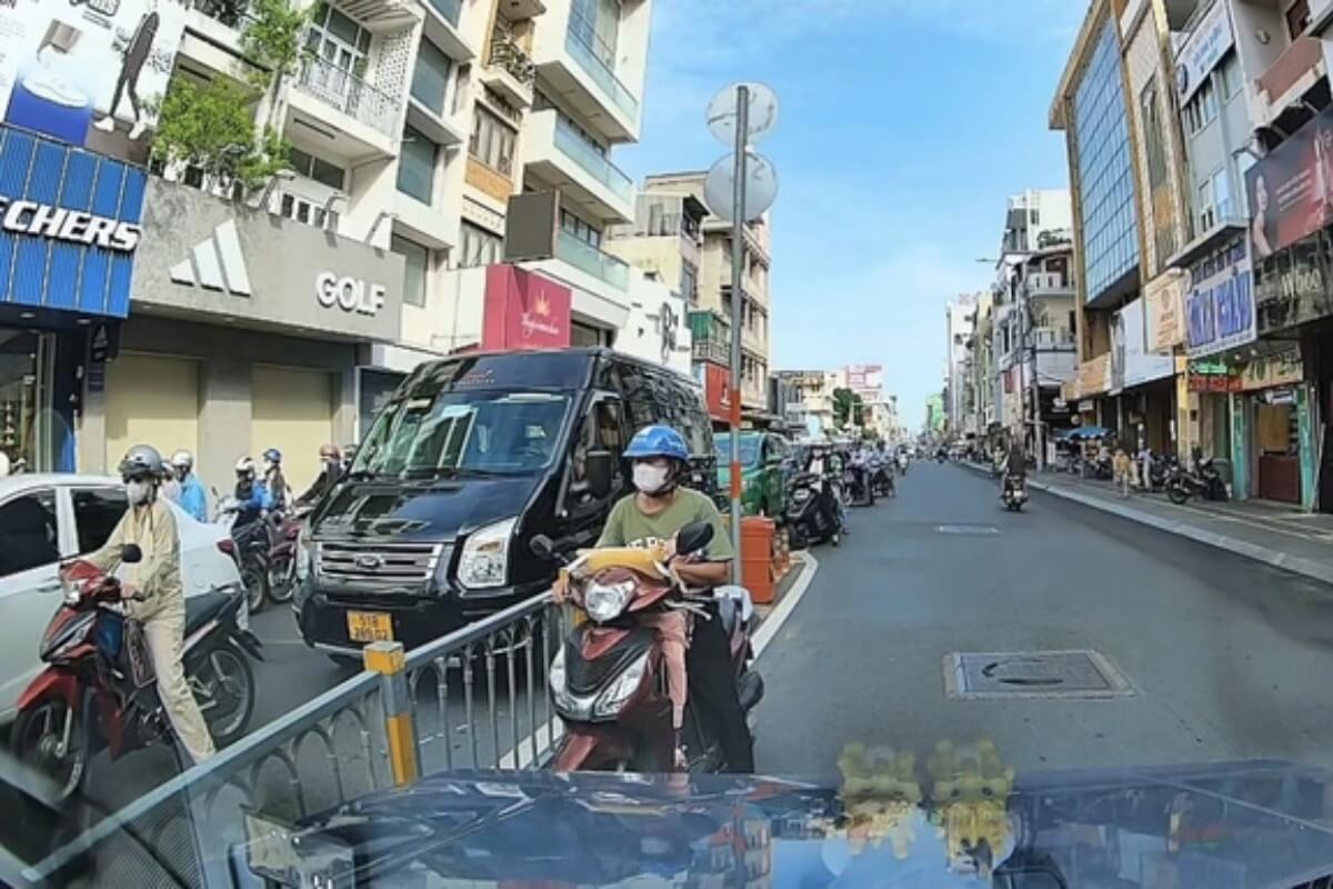 赤子を乗せてホーチミン市内を逆走、ネットで非難の声