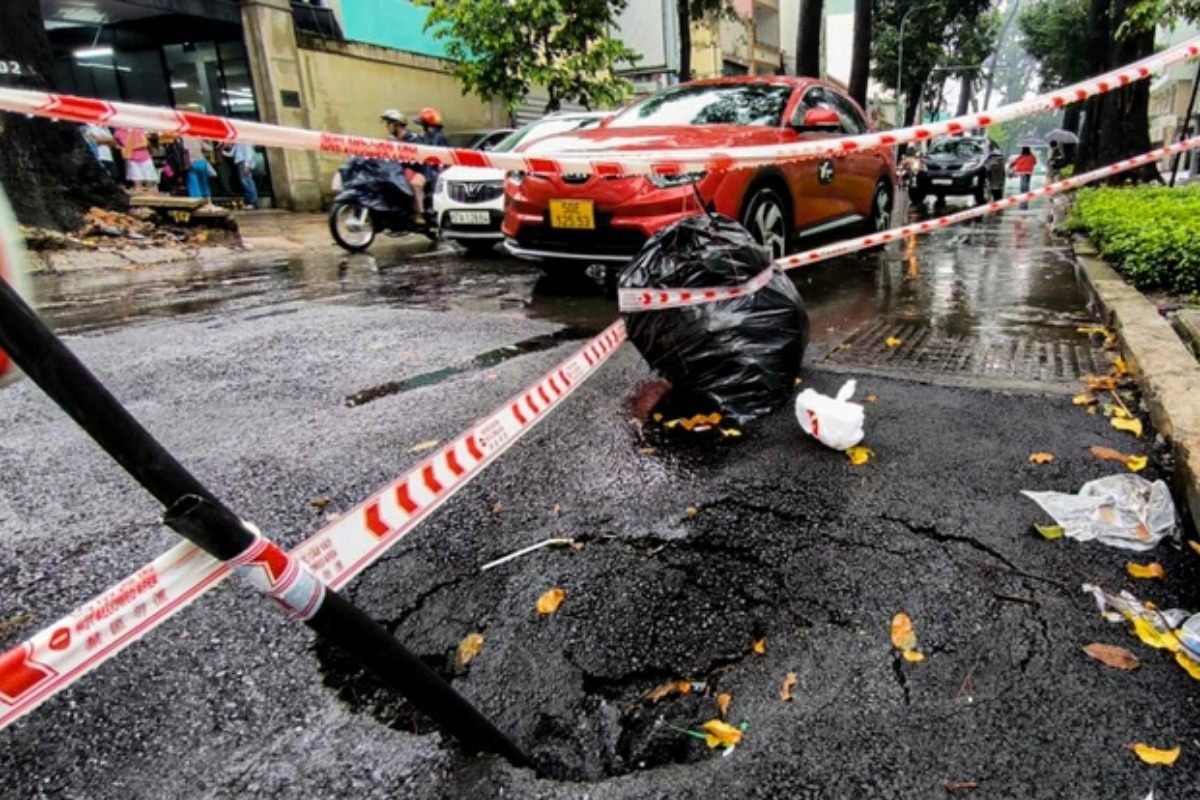 ホーチミン中心部の道路、排水管破損で陥没事故