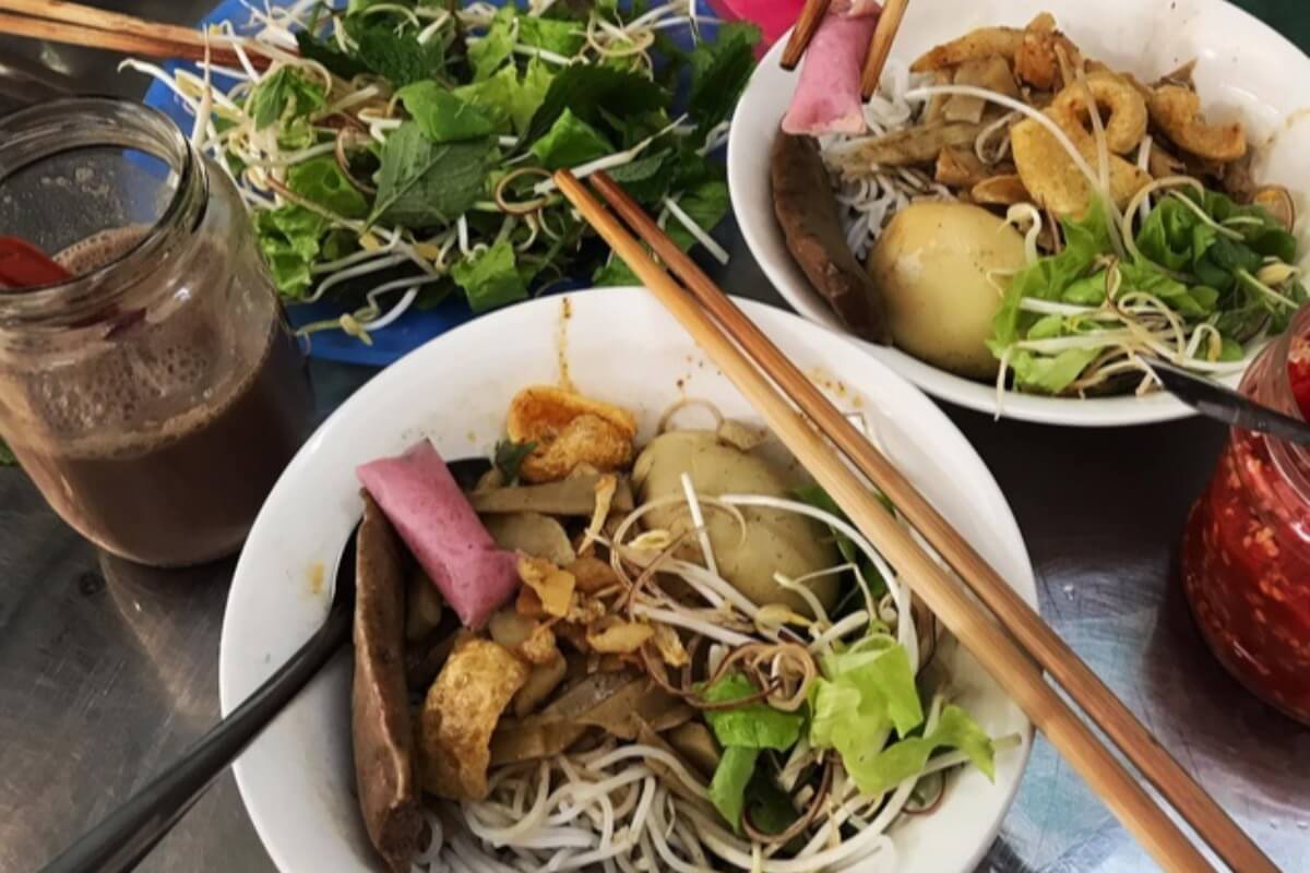 臭い発酵した蟹の麺、ホーチミンで注目を集める
