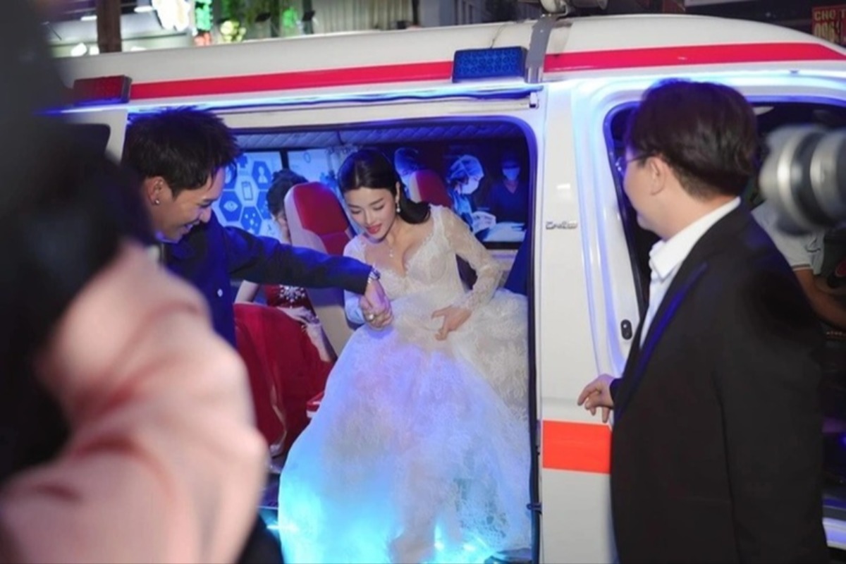 俳優がイベントに救急車で登場、無許可運行で波紋を呼ぶ