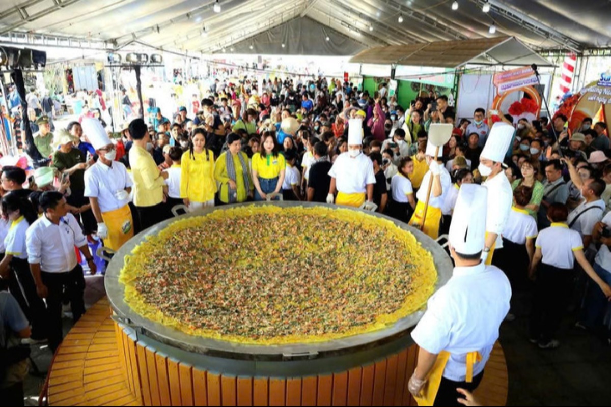 南部伝統ケーキフェスティバル、直径9mの巨大バインセオ登場
