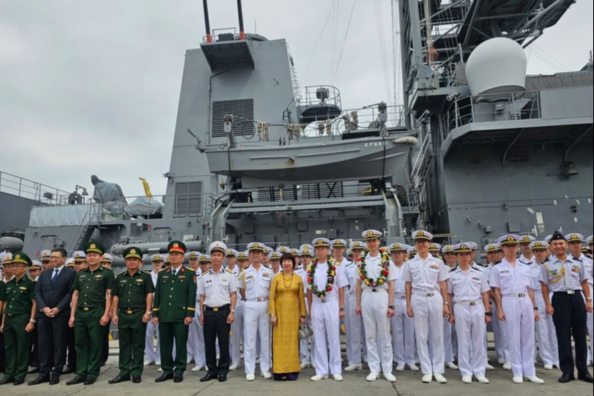 海上自衛隊の護衛艦「すずなみ」、ダナンを友好訪問
