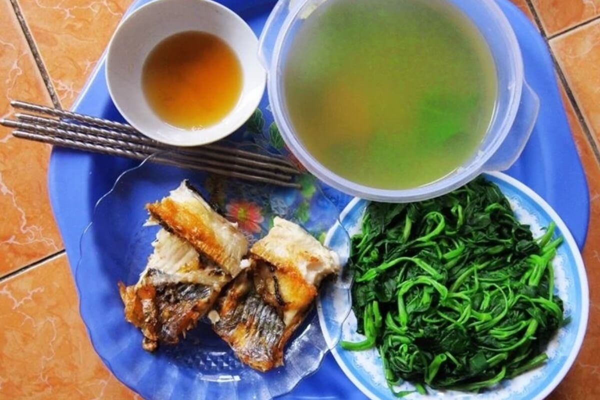 学生食の価格が急騰、物価高騰に困窮する若者