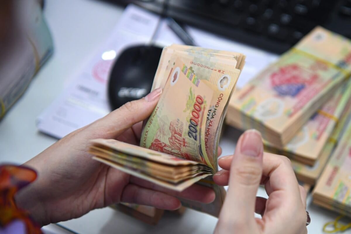 米ドル安でも続くドン安、金利政策と資金流出が影響