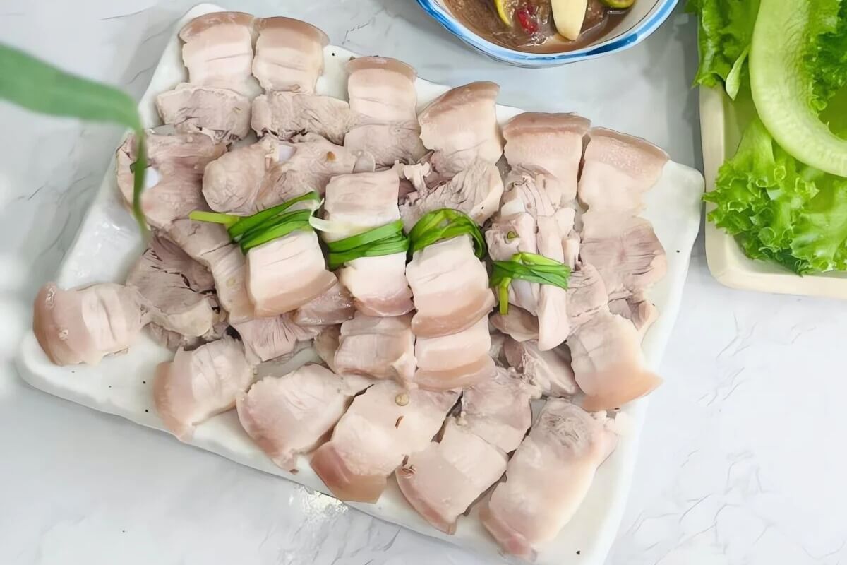 豚肉などの肉類ではなかった、ベトナム人が最も支出する食は何？
