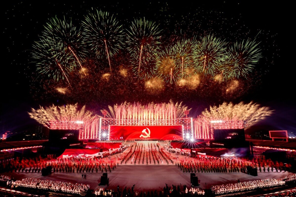 第14回共産党大会の芸術イベント、花火1万発がハノイを照らす