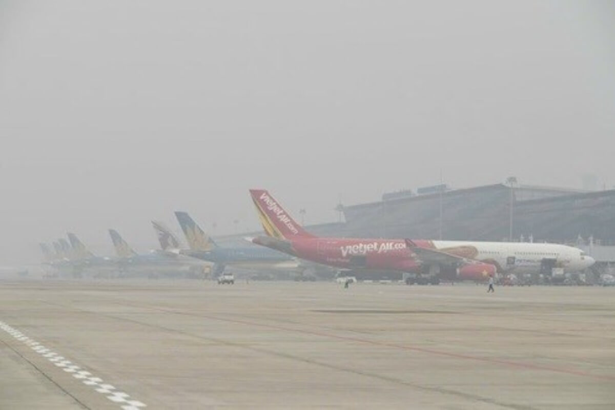 ノイバイ空港を包む濃霧、遅延や目的地変更が相次ぐ