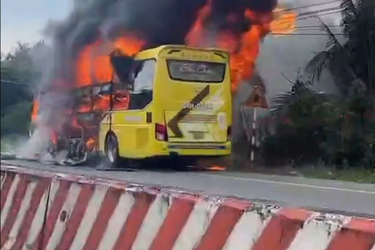 走行中の寝台バスが突如炎上、全焼の惨事も全乗客が無事避難