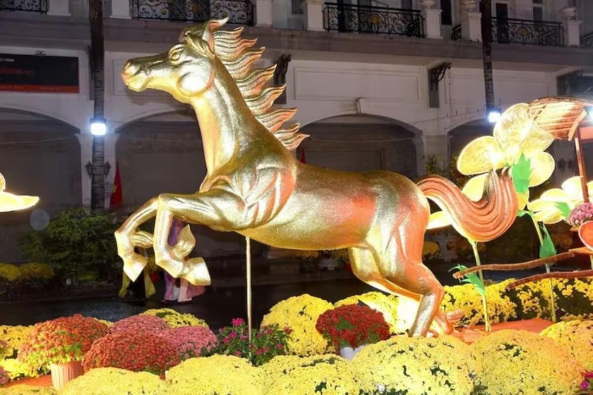 フーミーフン花祭り開幕、丙午の馬像が注目集める