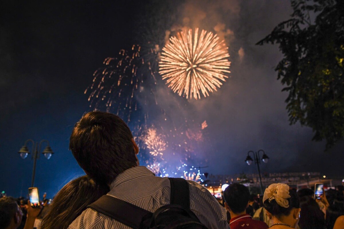 各地で旧正月テトの花火、新春祝が夜空を華やかに彩る