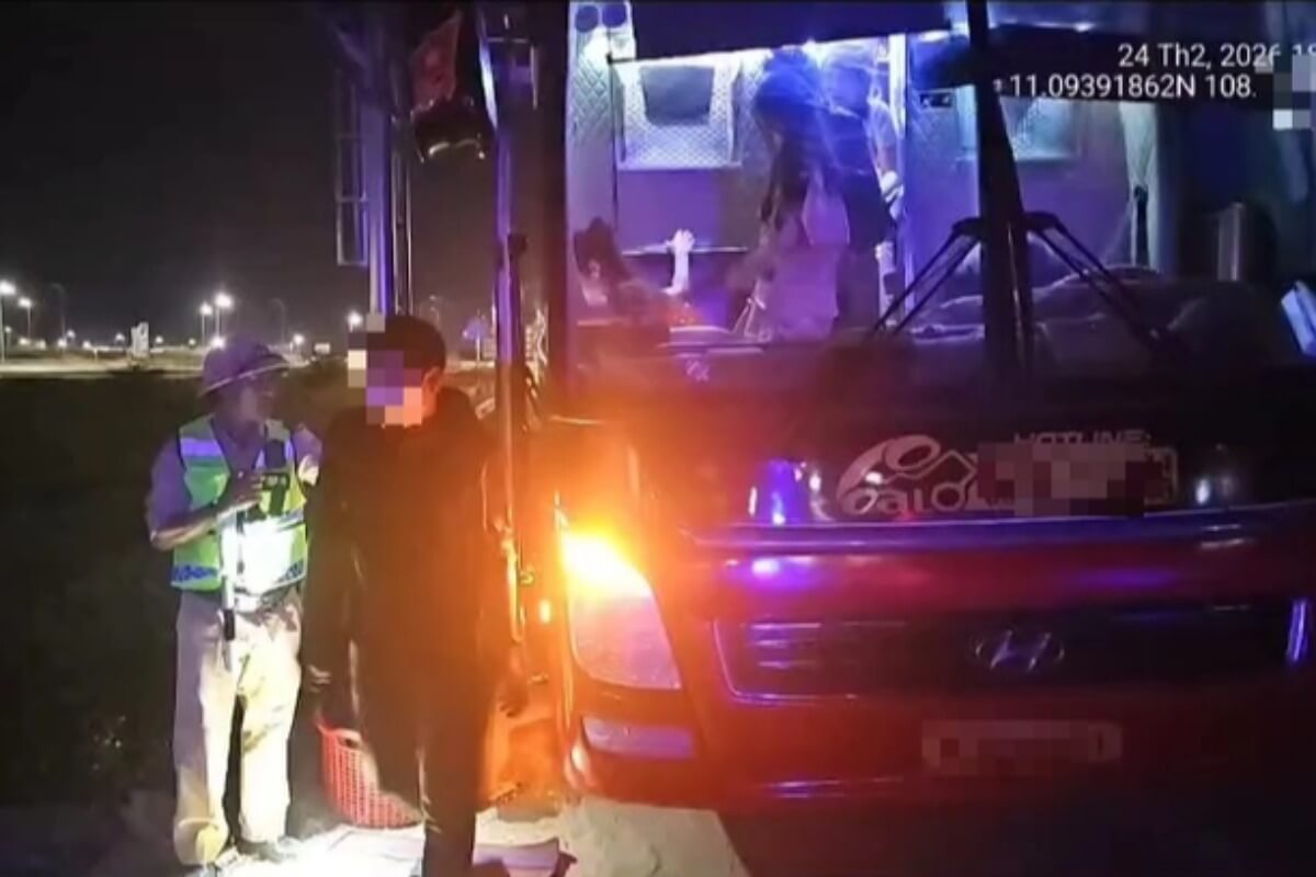定員23人のバスに40人乗車、運転手と所有者に1億ドン超の罰金