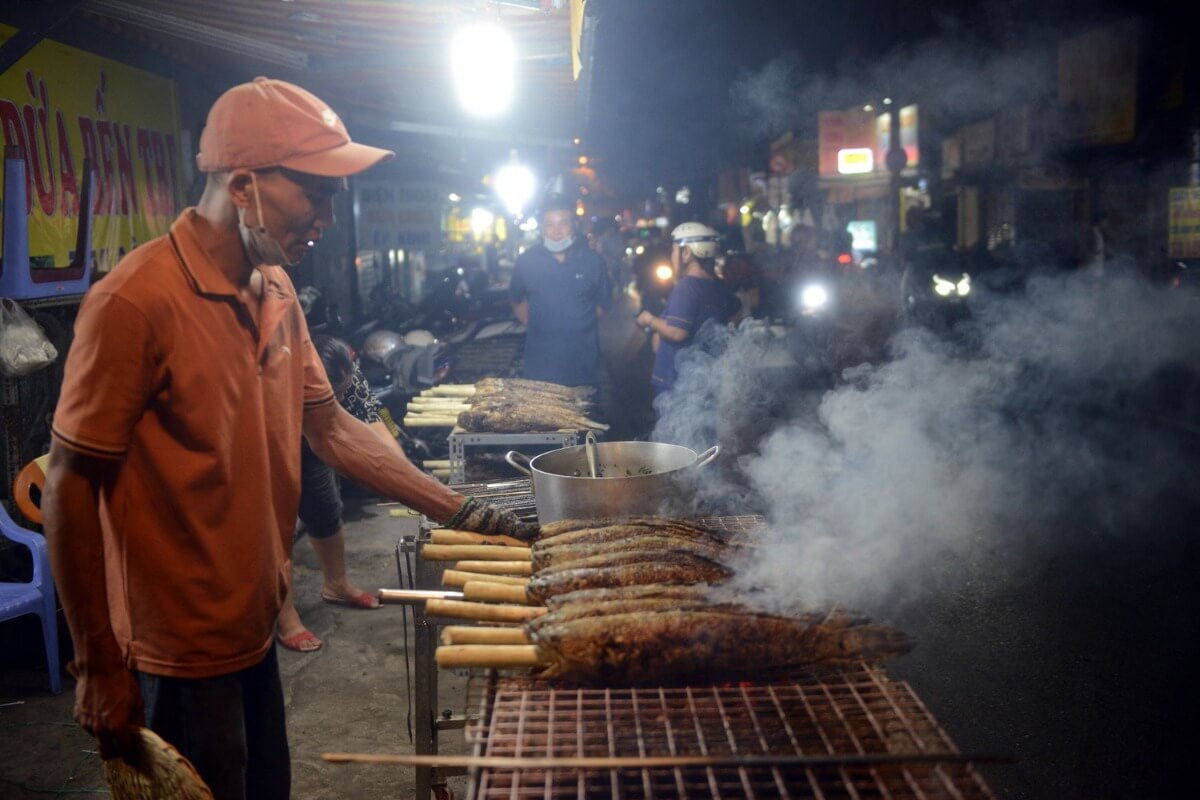 ベトナム南部の風物詩、財神祭で焼き雷魚に長蛇の列