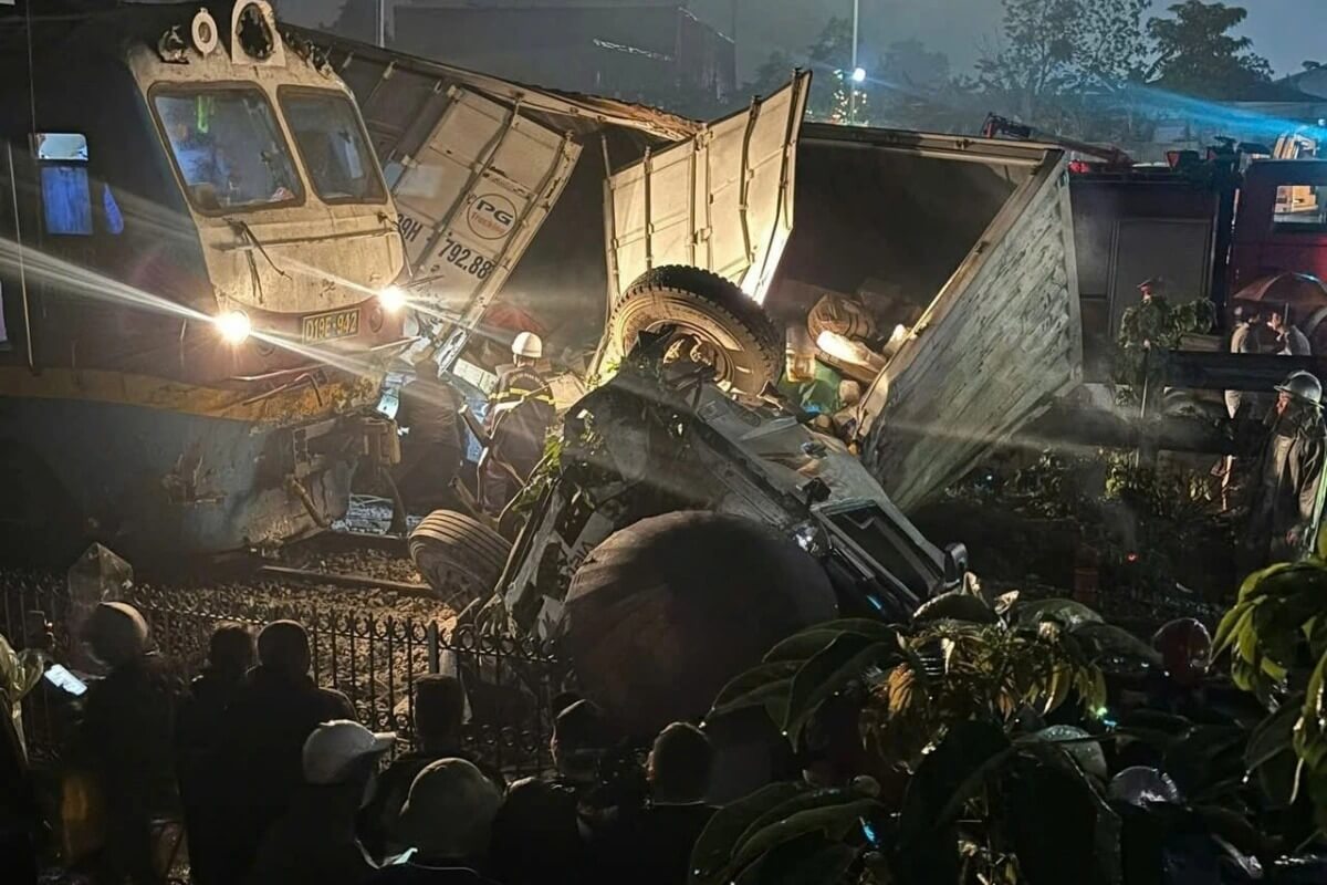 ハノイで列車とトレーラーが衝突、豪雨で視界不良・運転手死亡　
