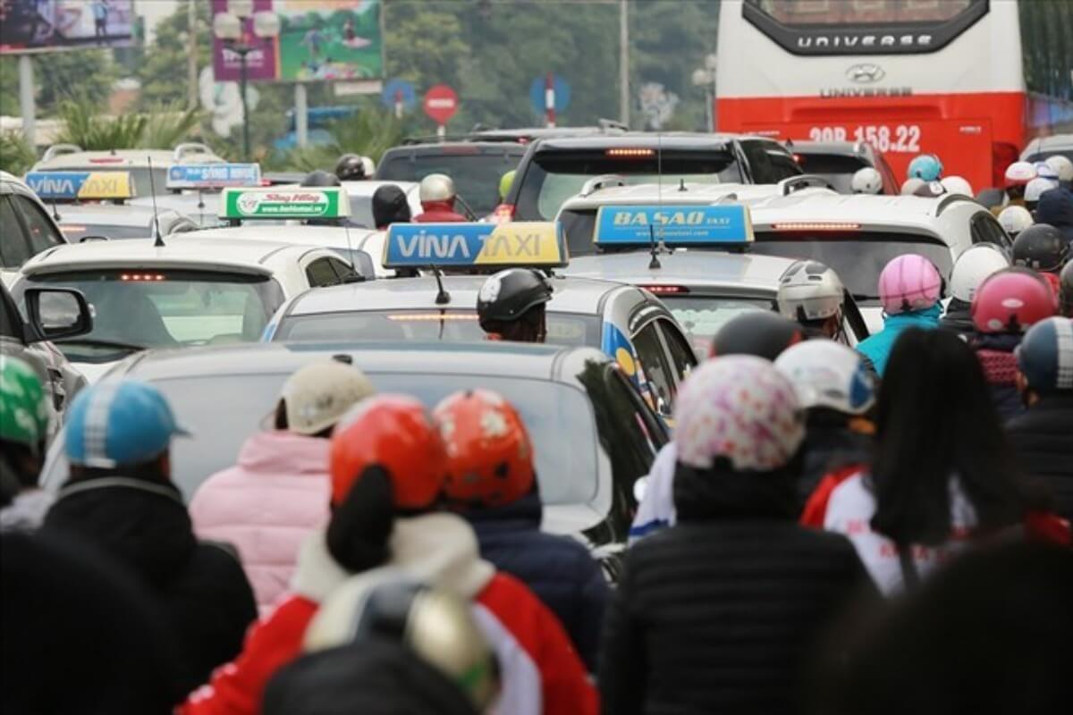 ハノイ市内で営業するタクシー、4年後には全面電動化へ