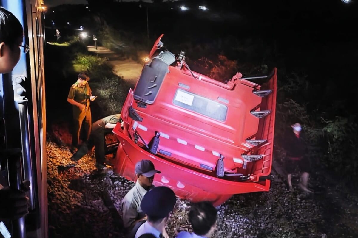 踏切で列車衝突事故発生、トラックが真っ二つの大惨事