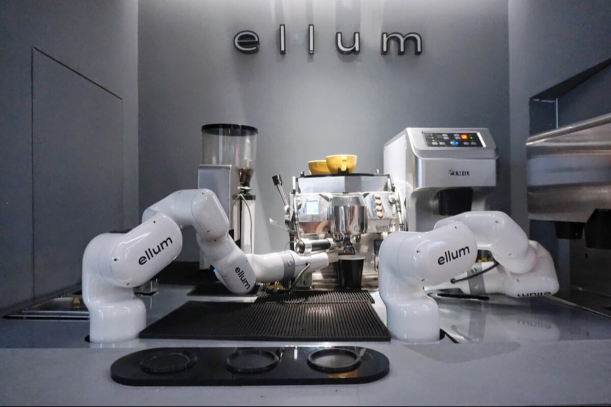 ロボットがコーヒー提供、ホーチミンで話題のカフェ