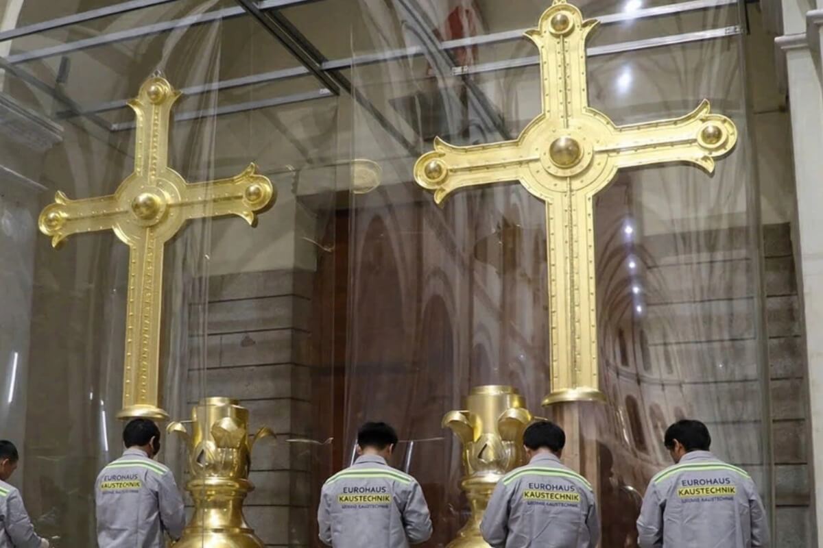 重さ400kgの金十字架2つ、サイゴン大教会の頂上に設置