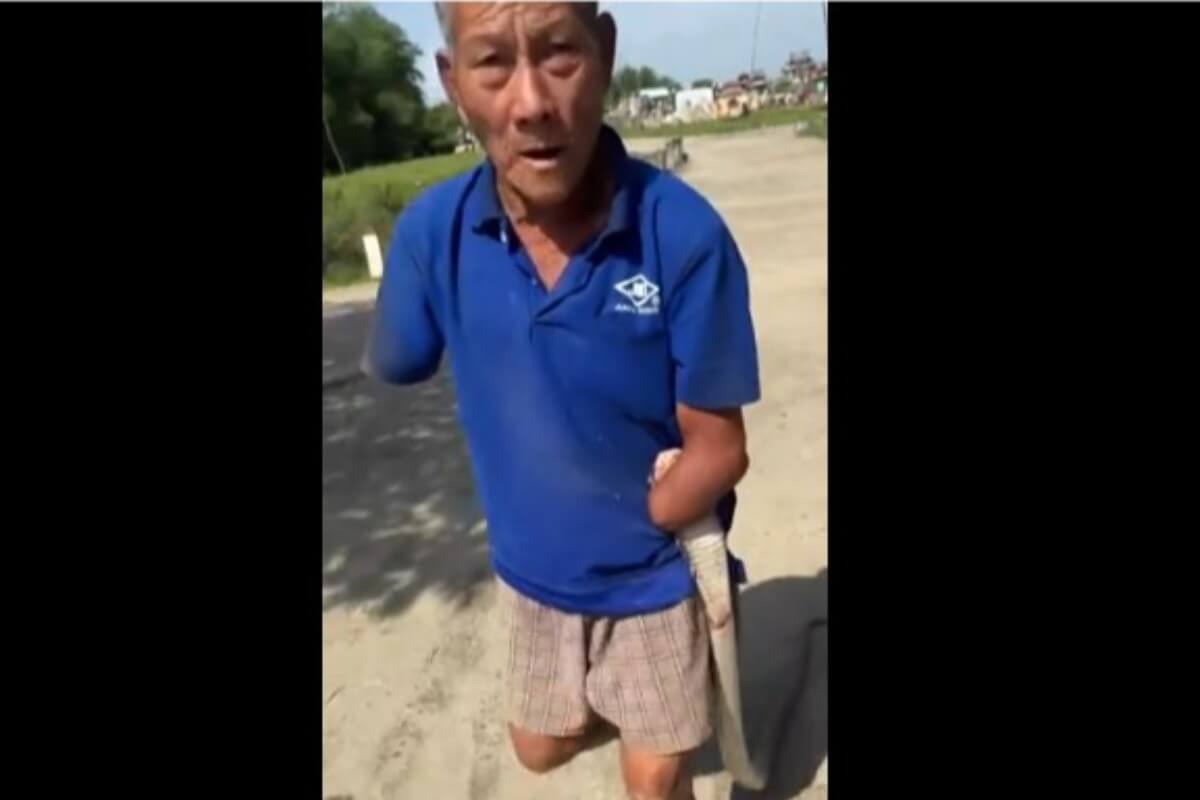 両腕なしでコブラを運ぶ男性、ダナンで話題に