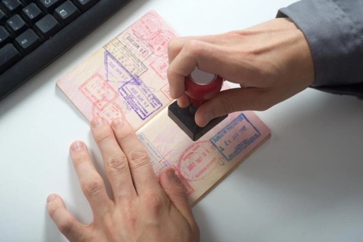 スタンプ雑問題を回避？パスポートに付箋貼る人が増加