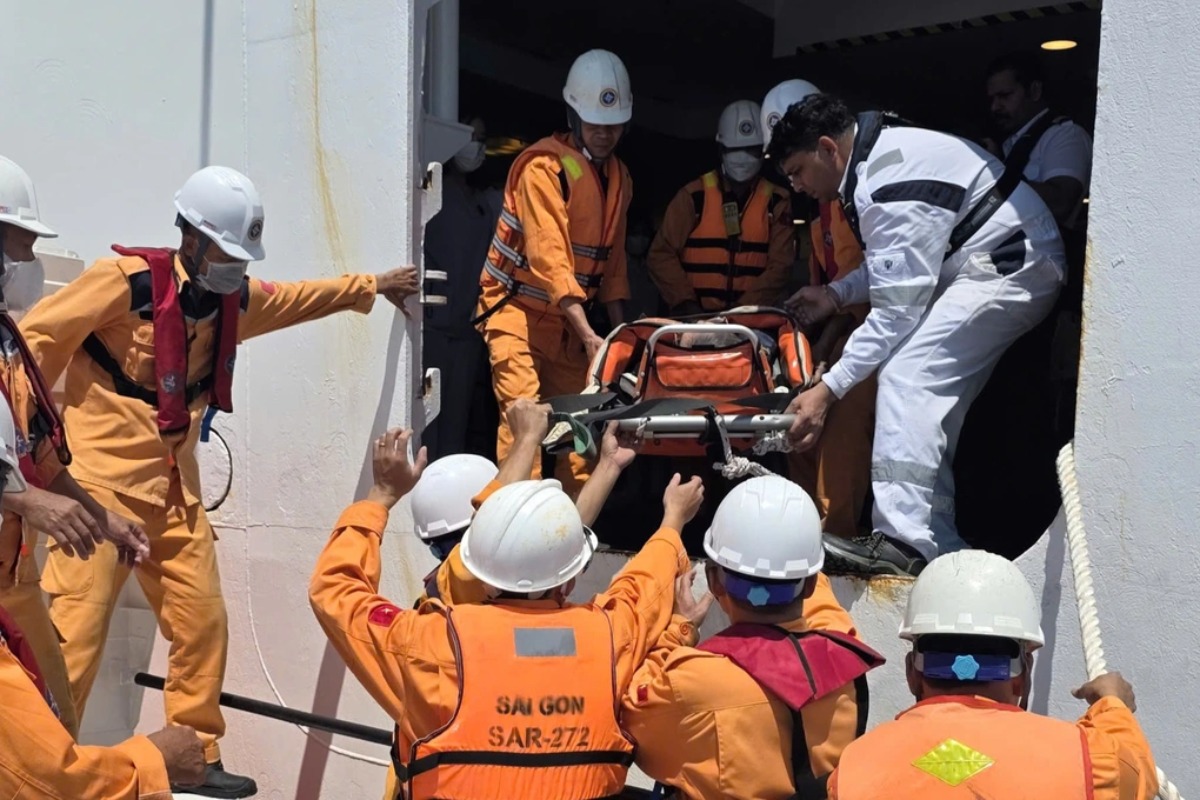 ホーチミン沖で日本人乗客2人が重体、救助後に搬送