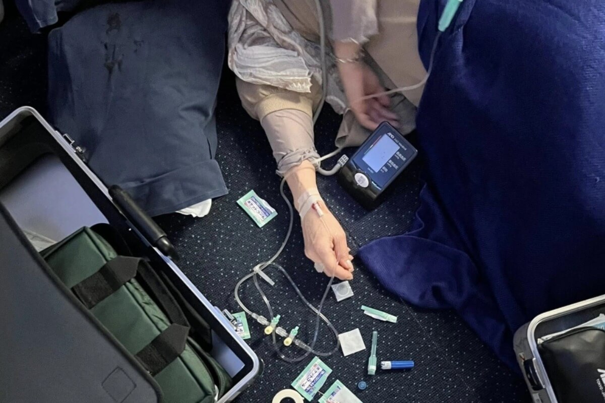 日本行き機内で緊急事態、ベトナム人医師が女性を救助