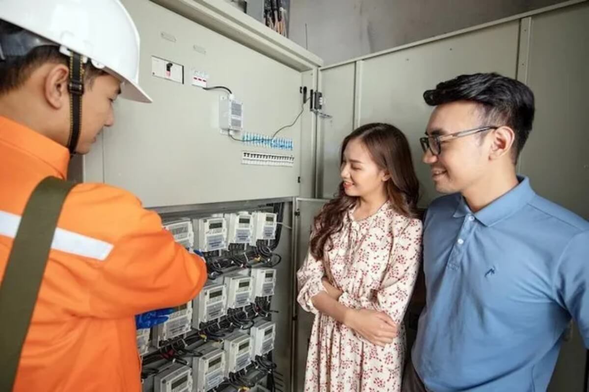 エアコン全開で限界へ、電力需要が過去最高に