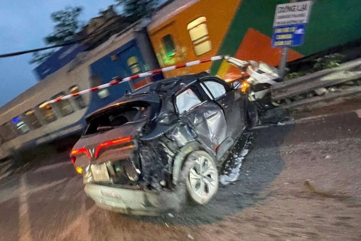 列車激突で車大破、運転手は直前脱出で奇跡の無傷