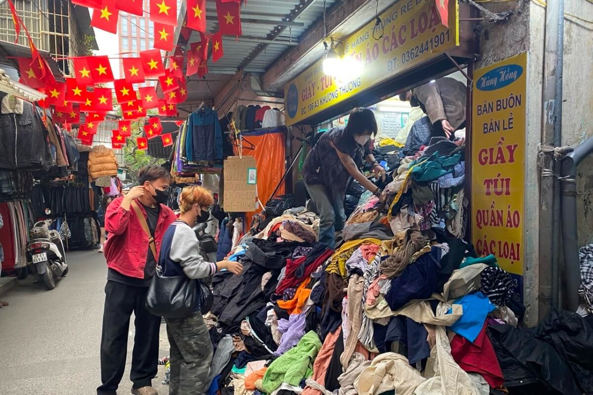 1万ドン古着に外国人殺到、ハノイ市場が観光スポット化